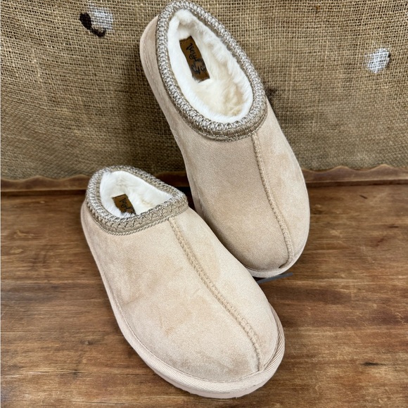 Very G Shoes - NIB, Very G, Sparks, Nude, Faux Fur Interior